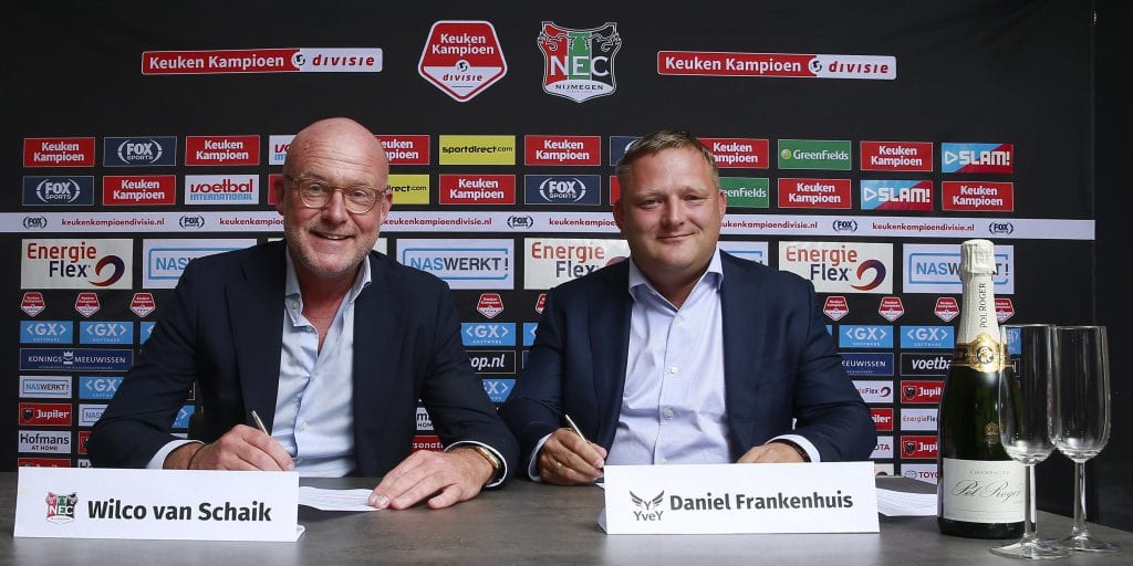 Wilco van Schaik en Daniel Frankenhuis ondertekenen een contract