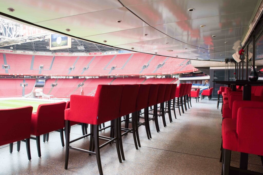 Een lege VIP tribune in een station