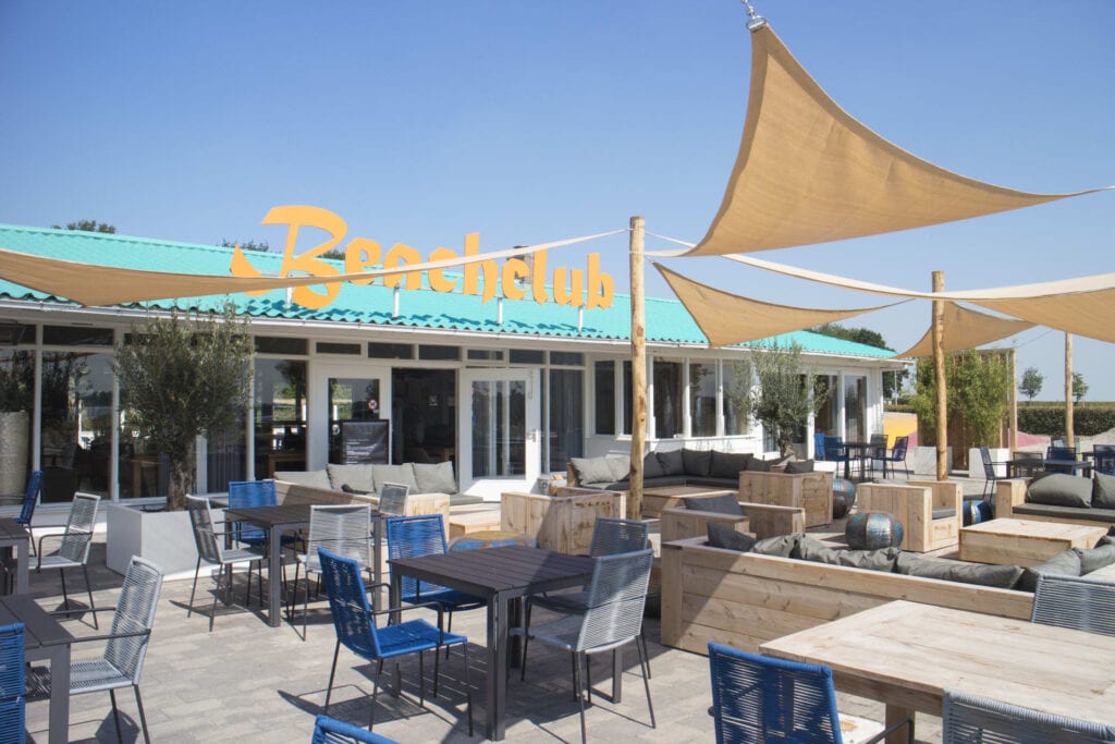 Foto van de voorkant van een beachclub
