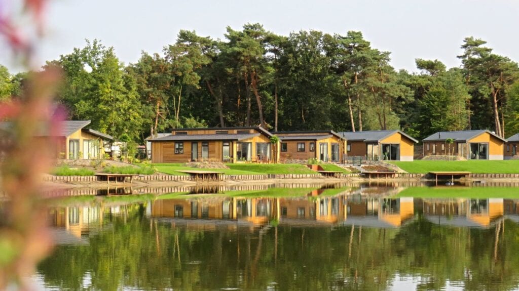 Huisjes aan een meer van Europarc de Kempen